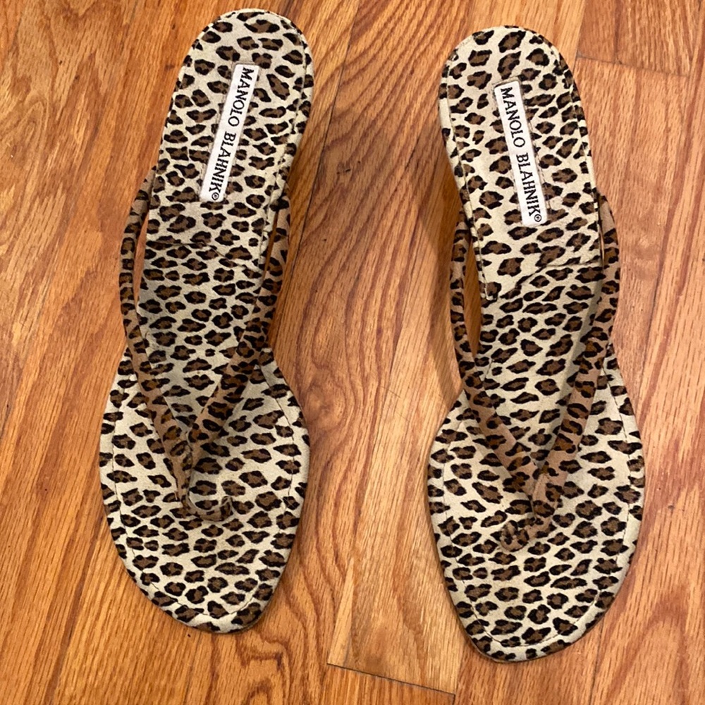 Iconic manolo blahnik leopard * print kitten heel thong sandal